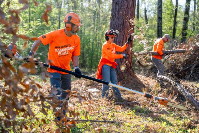 Similar to Yolanda and Miguel, a team of eight veterans and their spouses served homeowners in Louisiana last week through Team Patriot. This special program of Samaritan's Purse gives military couples who have participated in Operation Heal Our Patriots the opportunity to serve hurting people in the aftermath of disaster.