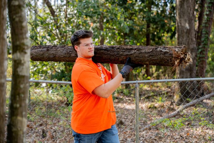 Wesley y el equipo de estudiantes ayudaron a tres propietarios a limpiar después de la tormenta, durante su jornada de servicio. 