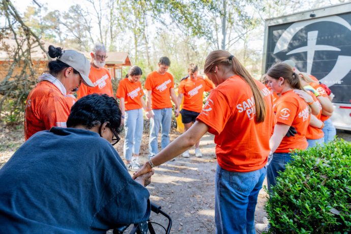 Los estudiantes de la Iglesia Bautista Cypress se aseguraron de unir fuerzas con Patricia y de orar antes de comenzar a trabajar en su propiedad. 
