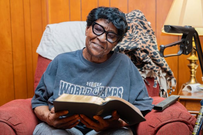 Patricia se llenó de alegría al ver tantas personas jóvenes entregando su tiempo para servirla, pero más se emocionó al hojear su Biblia nueva.