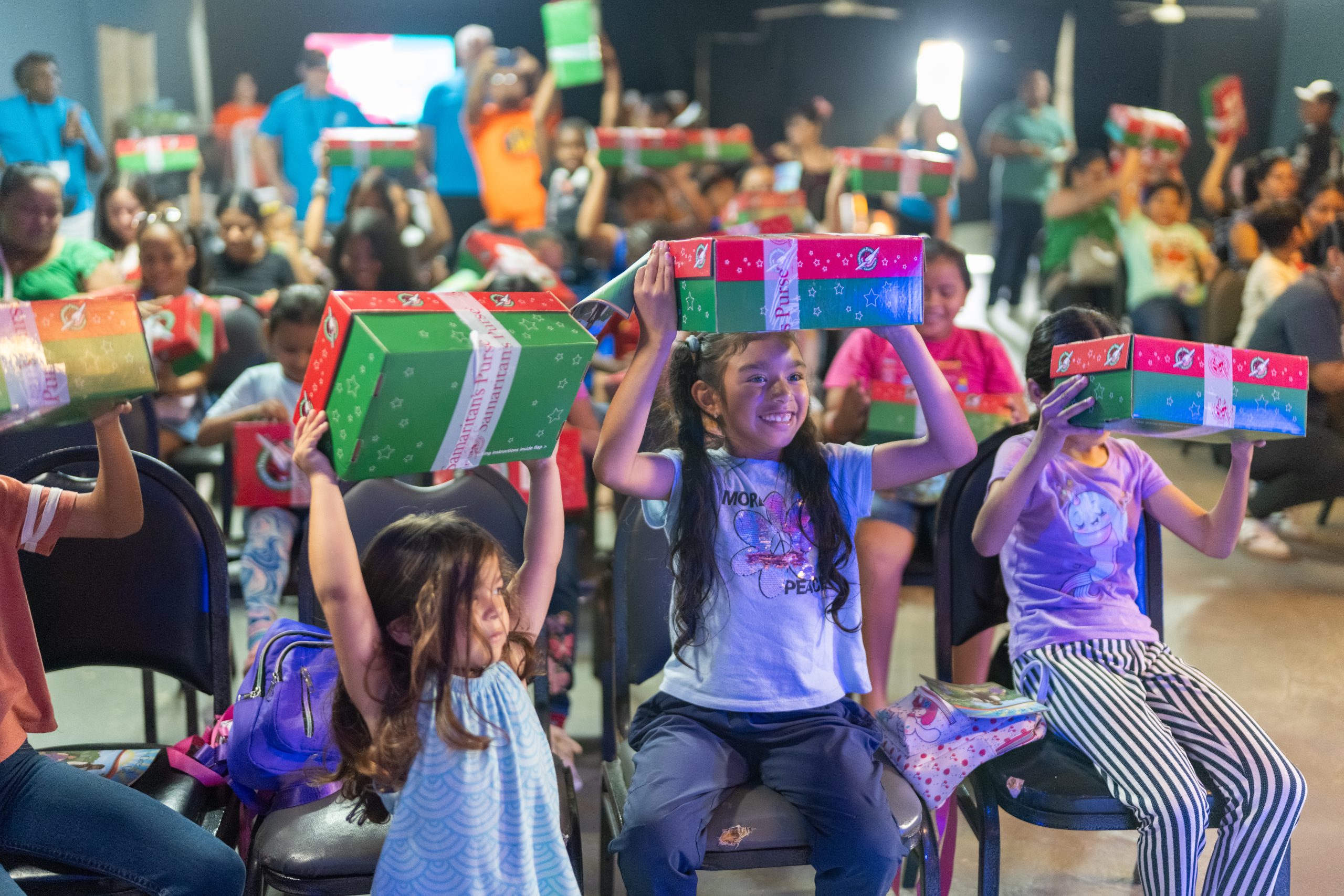¡Alabamos a Dios porque Él usa a Operation Christmas Child para convertir a muchos jóvenes a Él!