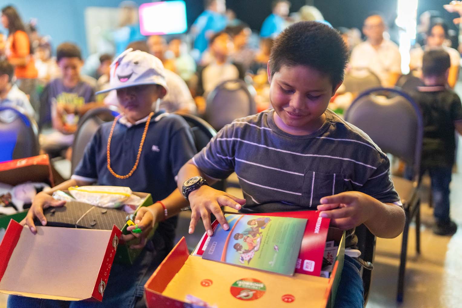 Edward se emocionó al recibir su caja de regalos y al aprender de Jesucristo.