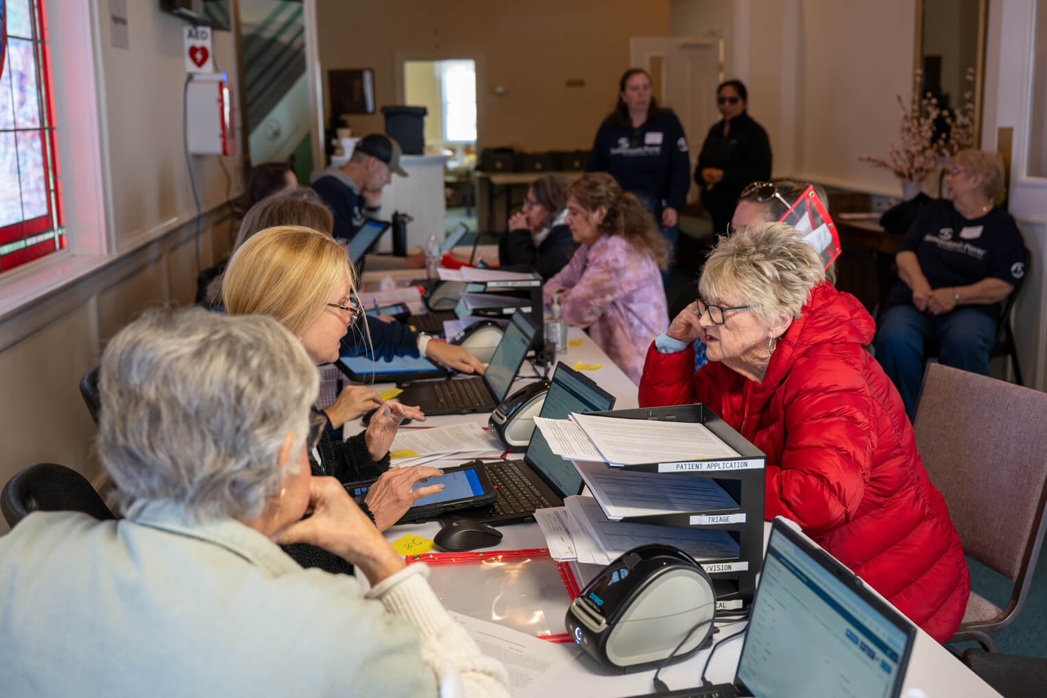 Estos eventos de evangelismo cuentan con el respaldo de una iglesia local que hace de sede de los eventos, facilita voluntarios, y ministra a los pacientes.