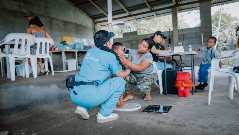 Sandra y sus dos hijos fueron atendidos por nuestro personal, quienes le recordaron a la fatigada madre que Dios no la ha olvidado.