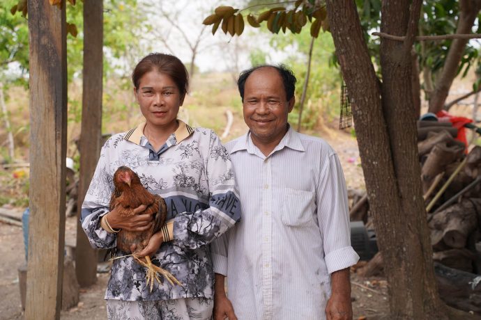 Bao with Houn, holding chicken