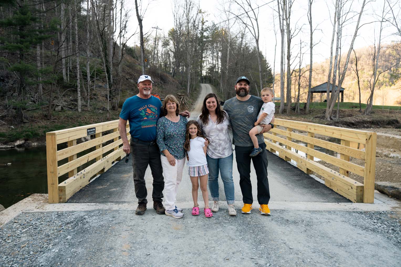 Tres generaciones de Breitenstein disfrutan ahora del puente nuevo.