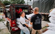 Equipos de Samaritan's Purse trabajan arduamente en Colombia, llevando alimentos, agua y medicamentos a miles de familias que fueron desplazadas por las recientes inundaciones. Ora por Colombia mientras respondemos en el nombre de Jesús.