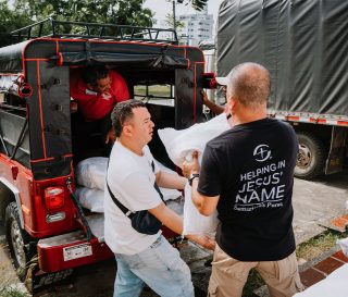 Equipos de Samaritan's Purse trabajan arduamente en Colombia, llevando alimentos, agua y medicamentos a miles de familias que fueron desplazadas por las recientes inundaciones. Ora por Colombia mientras respondemos en el nombre de Jesús.