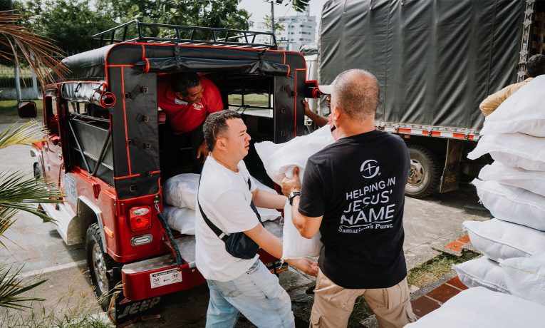 Equipos de Samaritan's Purse trabajan arduamente en Colombia, llevando alimentos, agua y medicamentos a miles de familias que fueron desplazadas por las recientes inundaciones. Ora por Colombia mientras respondemos en el nombre de Jesús.