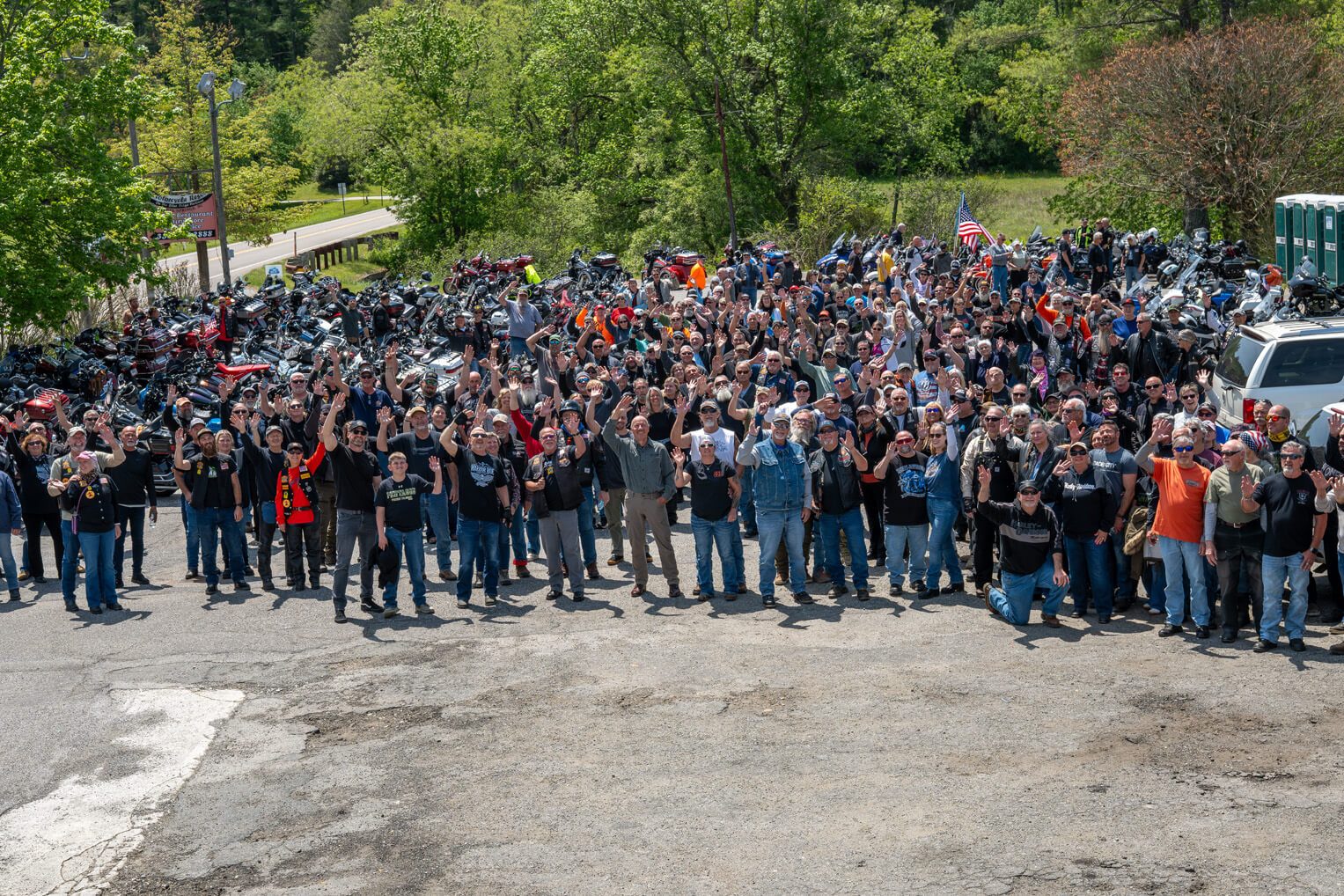 2649US-2591 Alabamos a Dios por el número récord de motociclistas en el High Country Warrior Ride de este año.