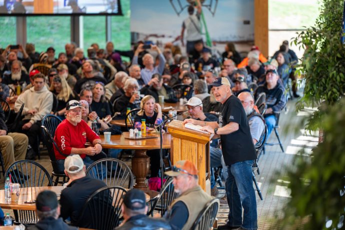 De ocho a 281, Mark Speir y su esposa Paige han visto llegar cada año a más y más motociclistas al Warrior Ride anual, desde que comenzaron la tradición hace 15 años.