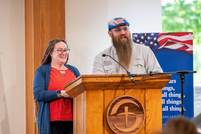 Arthur y Honey Bonjour pudieron compartir sus testimonios ante cientos de motociclistas. Agradecen a Dios porque los envió a Operation Heal Our Patriots, donde fueron salvos y bautizados, y donde consagraron su matrimonio al Señor.