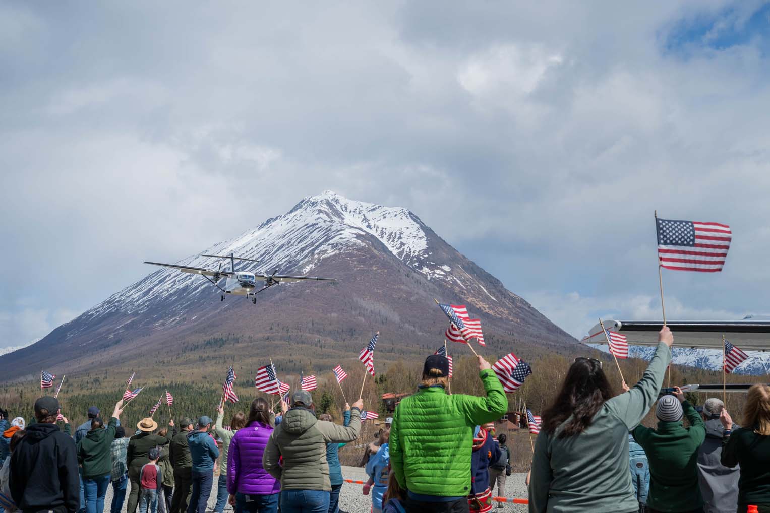 Las parejas arribaron durante el fin de semana del Día de los Caídos para la primera semana de la temporada estival de Operation Heal Our Patriots, en el Samaritan Lodge Alaska.