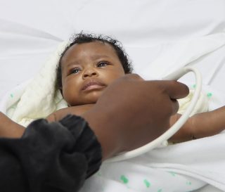El bebé Jay era un recién nacido cuando los médicos descubrieron un defecto cardíaco grave. Los cirujanos de World Medical Mission le practicaron la intervención quirúrgica que le salvó la vida.