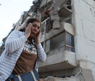 Una mujer pasa junto a un edificio dañado por un sismo en La Guaira, Venezuela, el jueves 25 de junio, 2026. (Foto AP/Pedro Mattey)