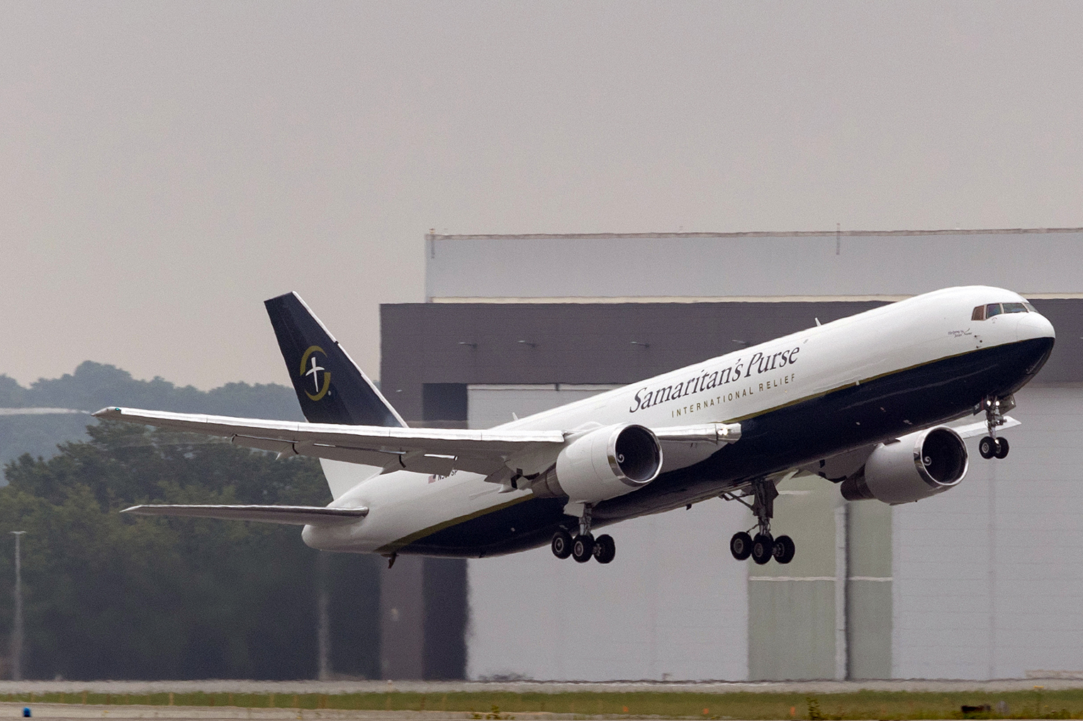 27 de junio: Nuestro 767 despegó desde Carolina del Norte llevando cerca de 100 000 libras (más de 45 000 kilos) de socorro con destino a Venezuela.