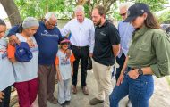 Franklin Graham, junto con su hija Cassie Graham Lynch y el miembro de la junta directiva de Samaritan’s Purse, Melvin Graham, oraron con el pastor Eduardo y su familia.