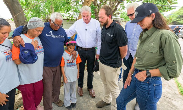 Franklin Graham, junto con su hija Cassie Graham Lynch y el miembro de la junta directiva de Samaritan’s Purse, Melvin Graham, oraron con el pastor Eduardo y su familia.
