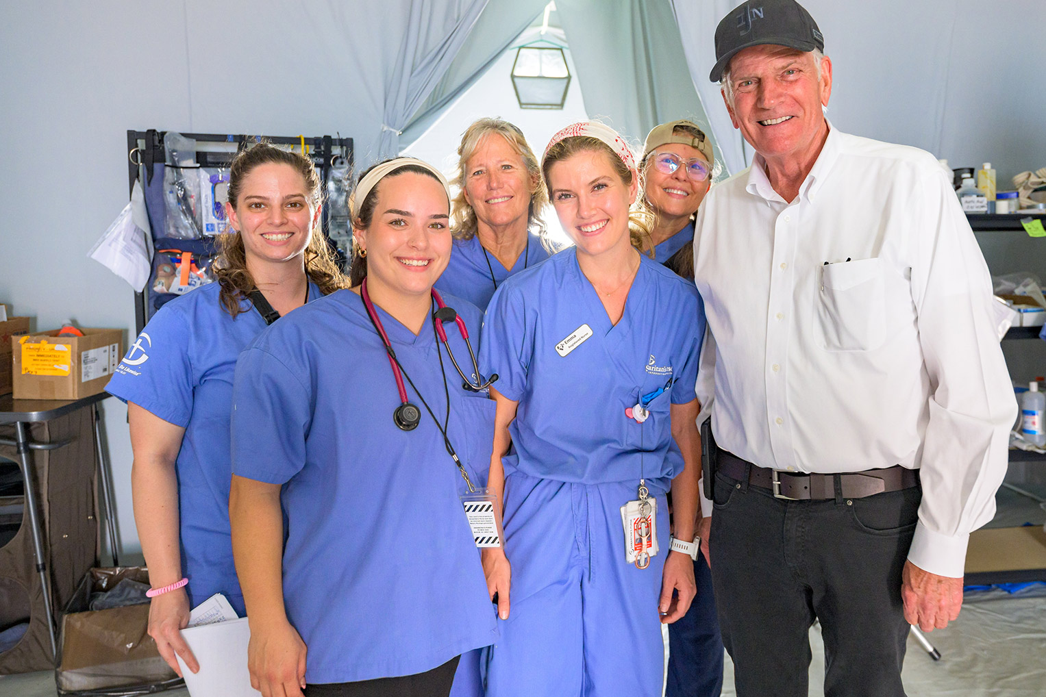 Graham se reunió con el personal de nuestro Hospital Móvil de Emergencias en La Guaira donde hemos tratado a miles de pacientes.