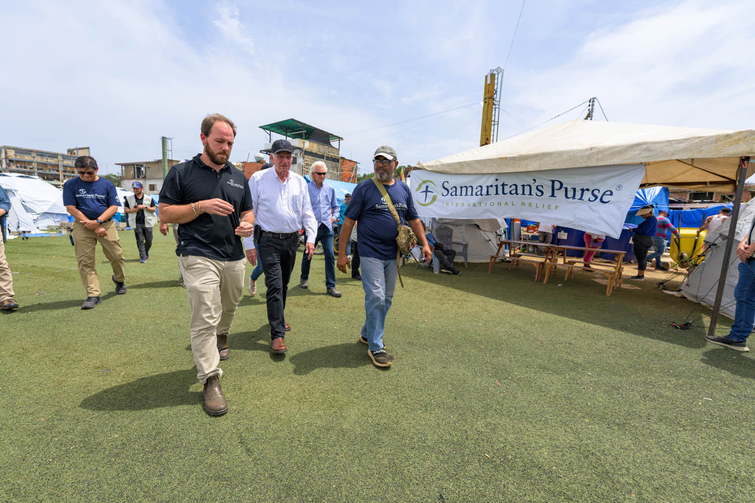 Franklin Graham meets with pastors, staff, and local residents during his time in La Guaira.