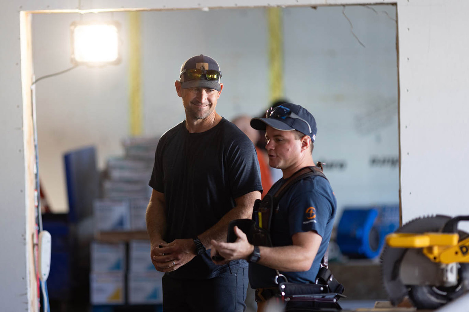 Corey Lynch, a la izquierda, dirige nuestros proyectos en Alaska.