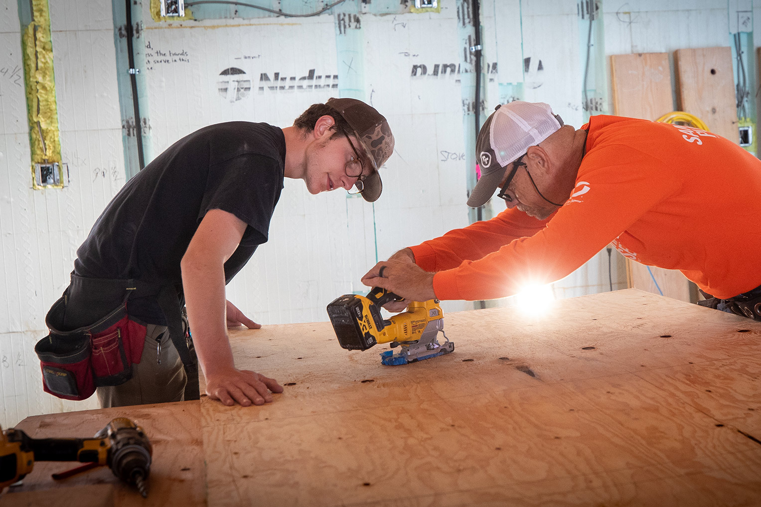 Roy Graham, recién graduado de la escuela secundaria, es uno de los pocos jóvenes que se ofrecen como voluntarios. Aprendió los fundamentos de la construcción este verano y anima a otros adolescentes a ponerse un cinturón de herramientas.