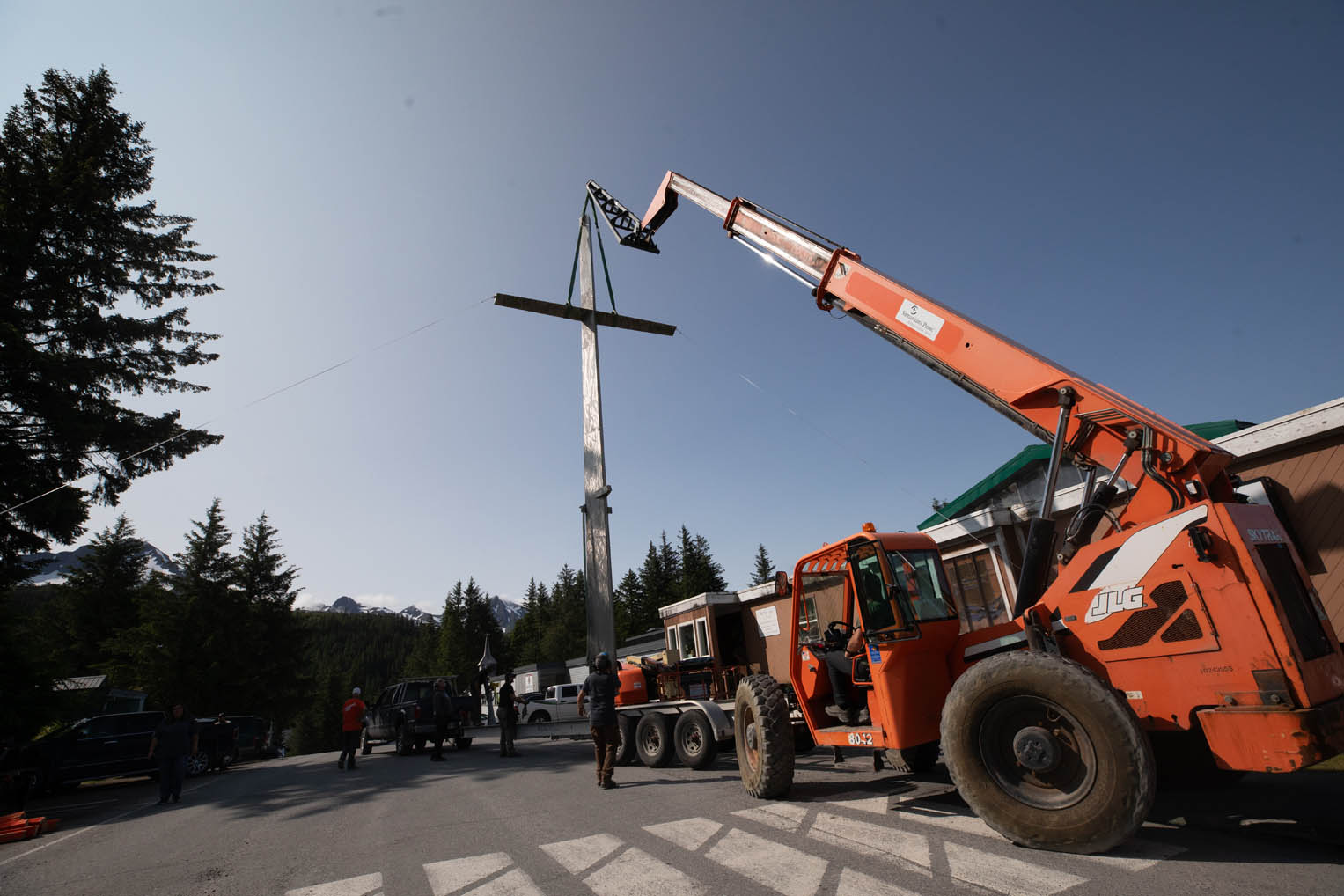 La única pieza de la iglesia que se conservó para el nuevo edificio es una cruz gigante creada por un residente de Córdova.