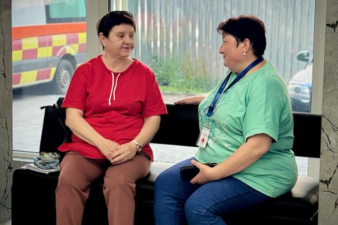 Nadia talks with an MMU provider
