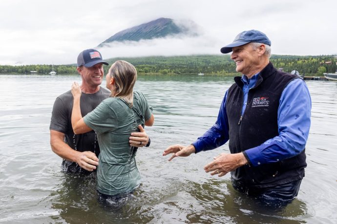 Tras una semana transformadora en Alaska, tanto Devin como Katrina se bautizaron en las gélidas aguas del lago Clark como señal de su renovado compromiso de seguir al Señor.