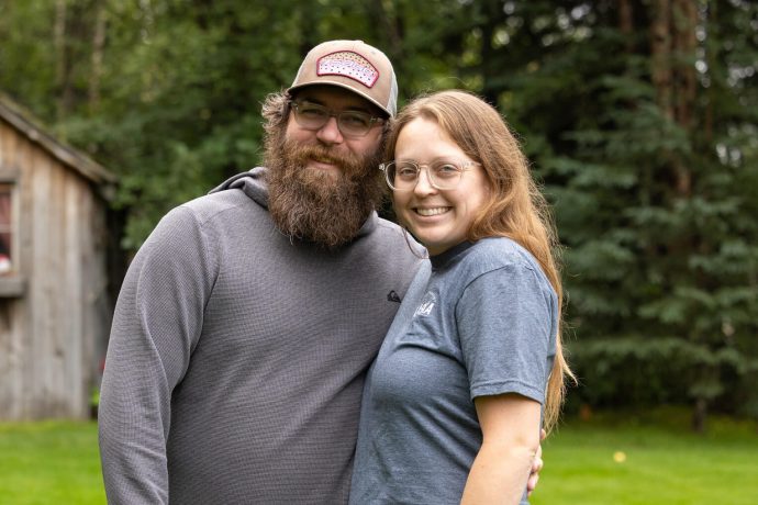 Jeremías aceptó a Jesús como Señor y Salvador mientras estaba en Alaska, respondiendo así a una oración que su esposa, Mallory, había repetido muchas veces durante años.