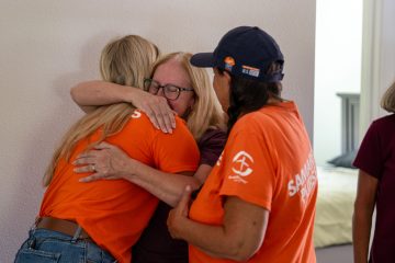 MARY HUGS SAMARITAN'S PURSE STAFF AND VOLUNTEERS.
