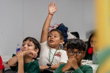 Los niños están deseosos de ampliar su conocimiento y participar en clase.