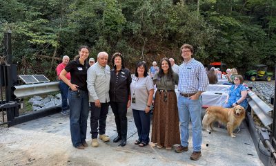 El personal de Samaritan's Purse se unió a los Faulkner y a otros residentes para celebrar la inauguración del nuevo puente que conecta a su comunidad.