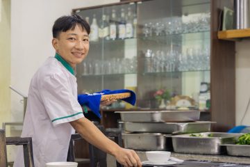 Phinh trabajó duro en su trabajo de medio tiempo y puso en práctica los conocimientos adquiridos en clase creando un plan financiero.